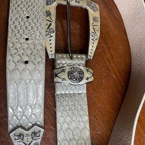 Western Belt with detailed buckle and snake skin
Sz M ladies statement belt